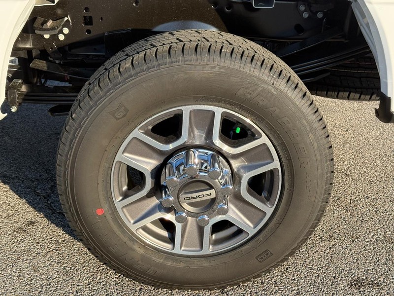 Ford Super Duty F-350 SRW Vehicle Full-screen Gallery Image 4