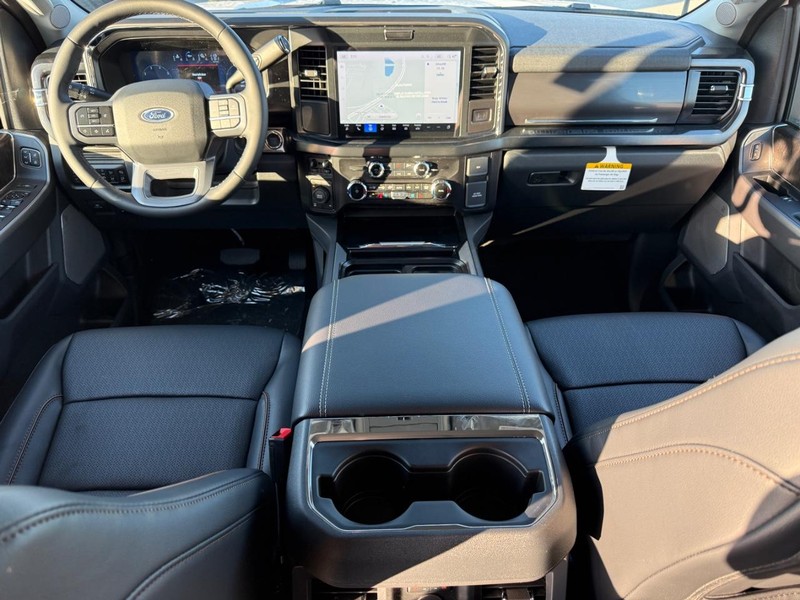 Ford Super Duty F-350 SRW Vehicle Full-screen Gallery Image 7