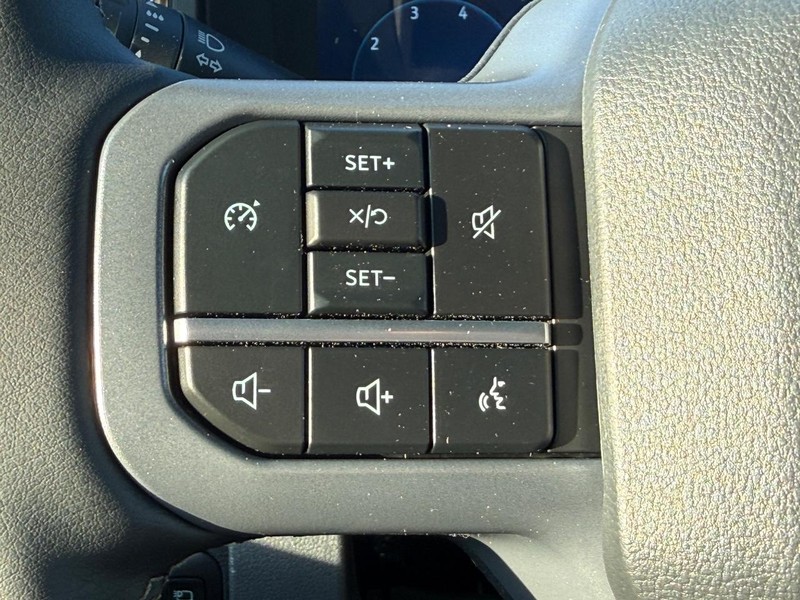 Ford Super Duty F-350 SRW Vehicle Full-screen Gallery Image 9