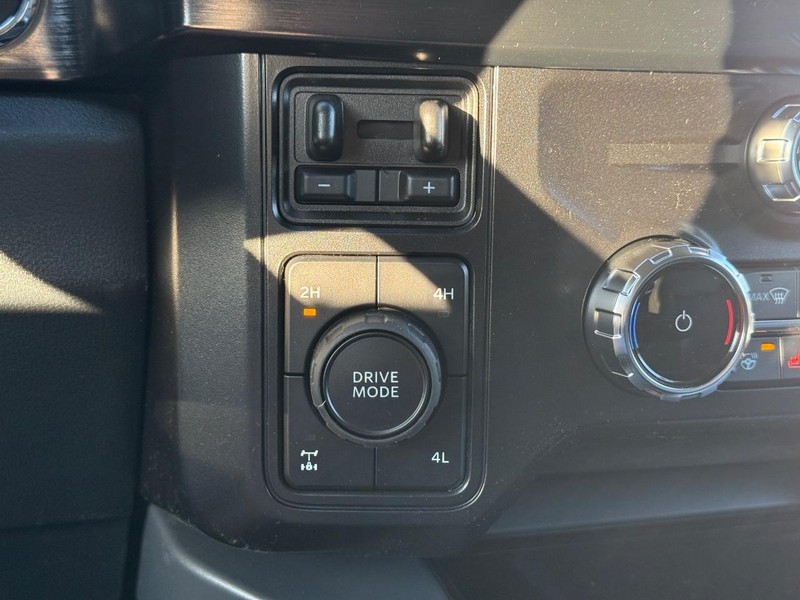 Ford Super Duty F-350 SRW Vehicle Full-screen Gallery Image 14