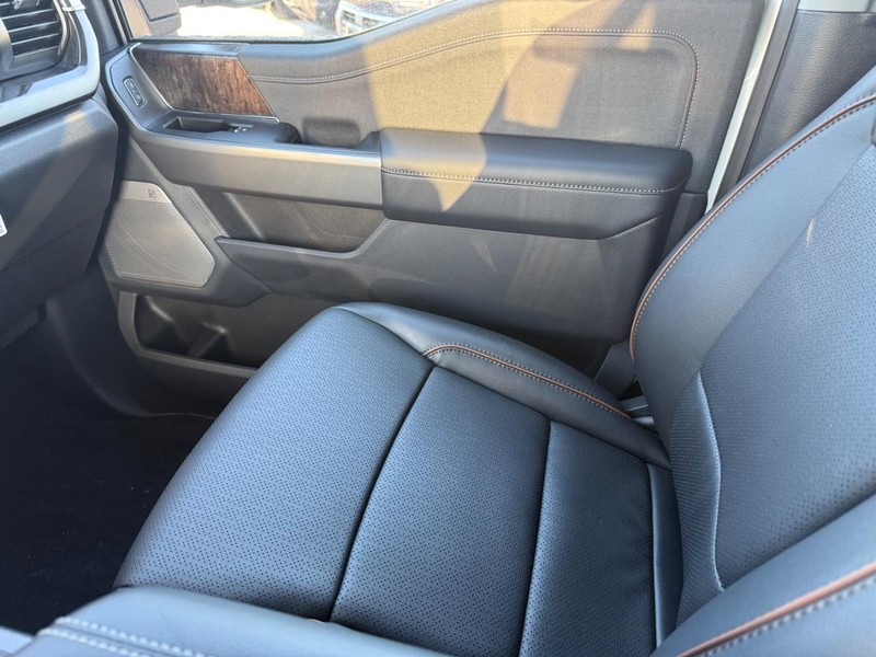 Ford Super Duty F-350 SRW Vehicle Full-screen Gallery Image 17