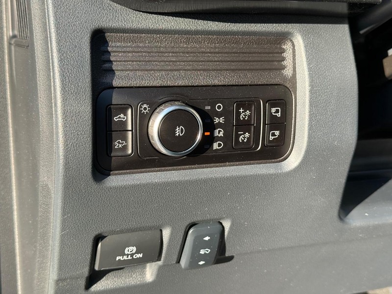 Ford Super Duty F-350 SRW Vehicle Full-screen Gallery Image 18