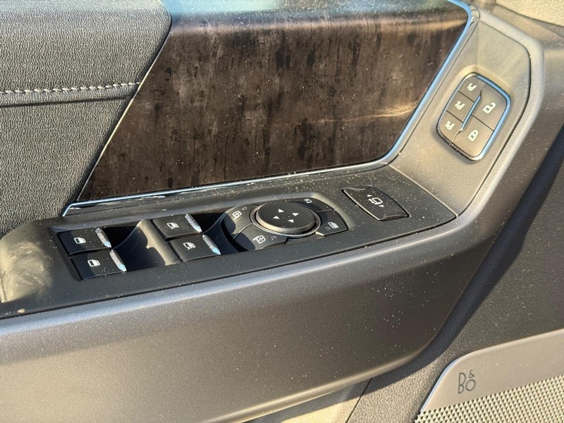 Ford Super Duty F-350 SRW Vehicle Full-screen Gallery Image 20
