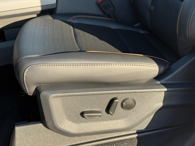 Ford Super Duty F-350 SRW Vehicle Full-screen Gallery Image 21