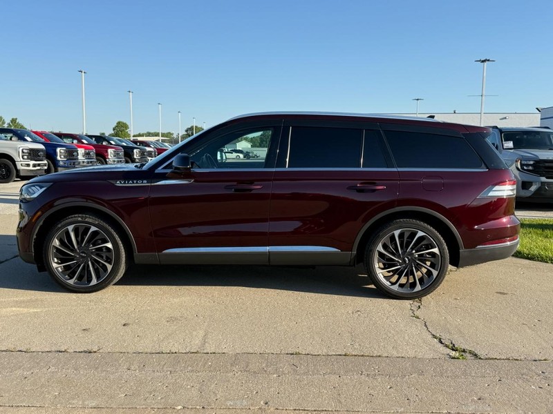 Lincoln Aviator Vehicle Full-screen Gallery Image 2
