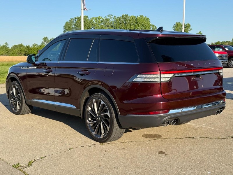 Lincoln Aviator Vehicle Full-screen Gallery Image 3