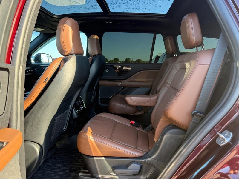 Lincoln Aviator Vehicle Full-screen Gallery Image 11