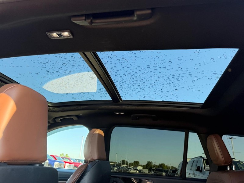 Lincoln Aviator Vehicle Full-screen Gallery Image 12