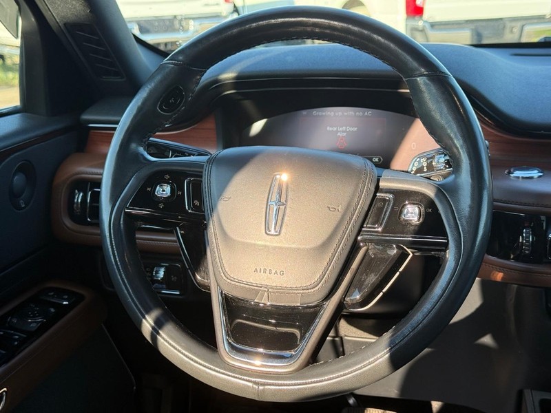 Lincoln Aviator Vehicle Full-screen Gallery Image 15