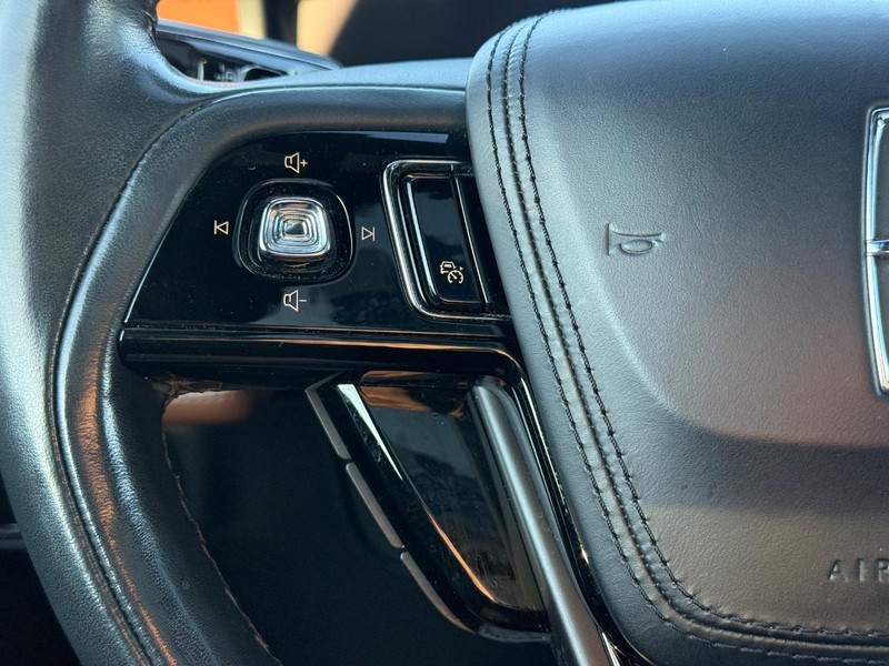 Lincoln Aviator Vehicle Full-screen Gallery Image 16
