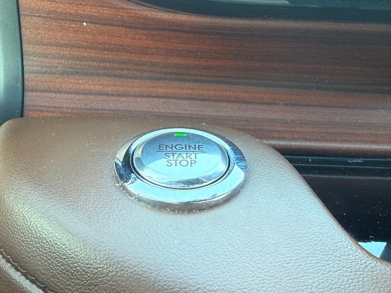 Lincoln Aviator Vehicle Full-screen Gallery Image 18