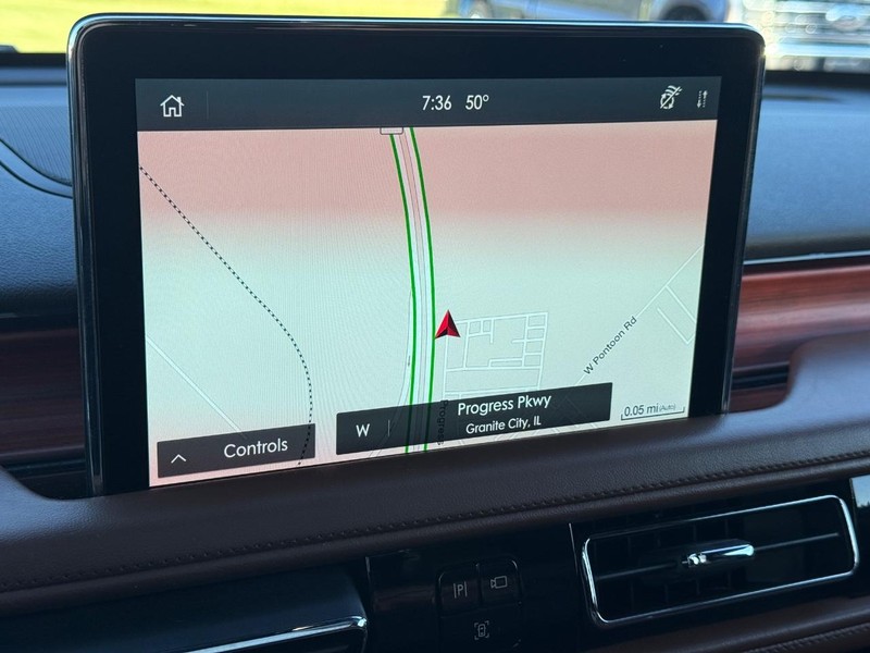 Lincoln Aviator Vehicle Full-screen Gallery Image 19