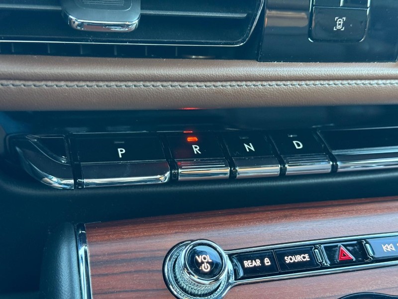 Lincoln Aviator Vehicle Full-screen Gallery Image 21