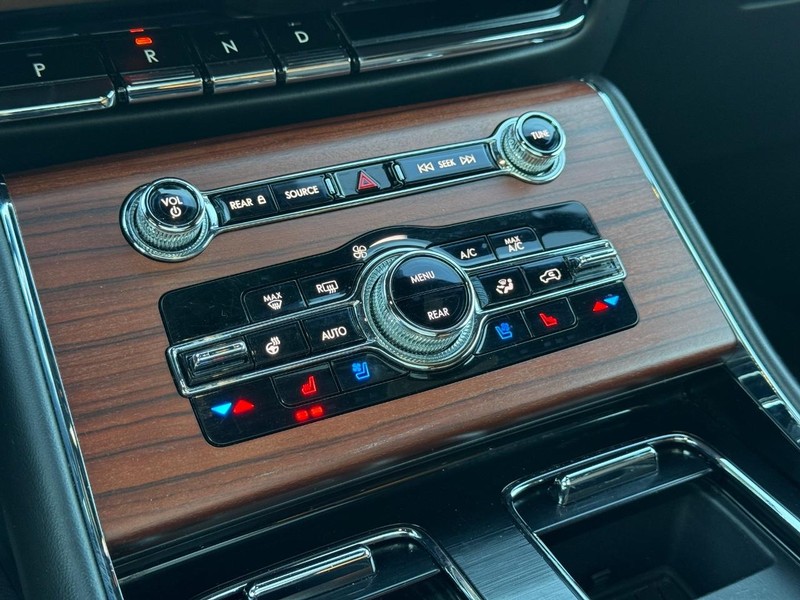 Lincoln Aviator Vehicle Full-screen Gallery Image 22