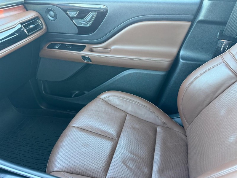 Lincoln Aviator Vehicle Full-screen Gallery Image 23