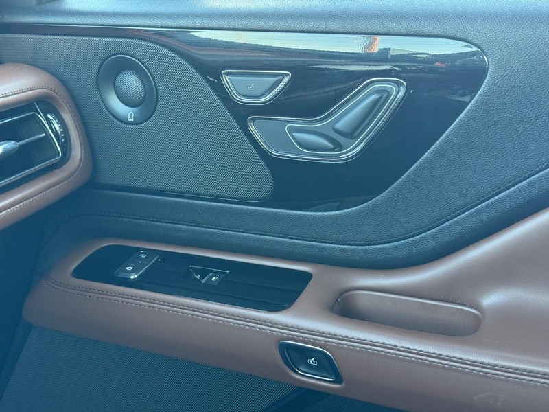 Lincoln Aviator Vehicle Full-screen Gallery Image 24