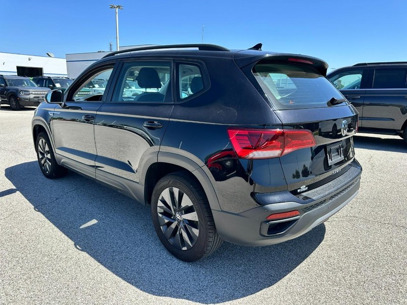 Volkswagen Taos Vehicle Full-screen Gallery Image 3