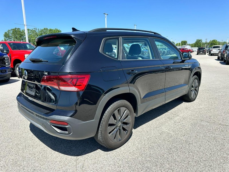 Volkswagen Taos Vehicle Full-screen Gallery Image 6
