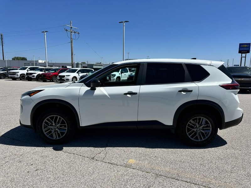Nissan Rogue Vehicle Full-screen Gallery Image 2