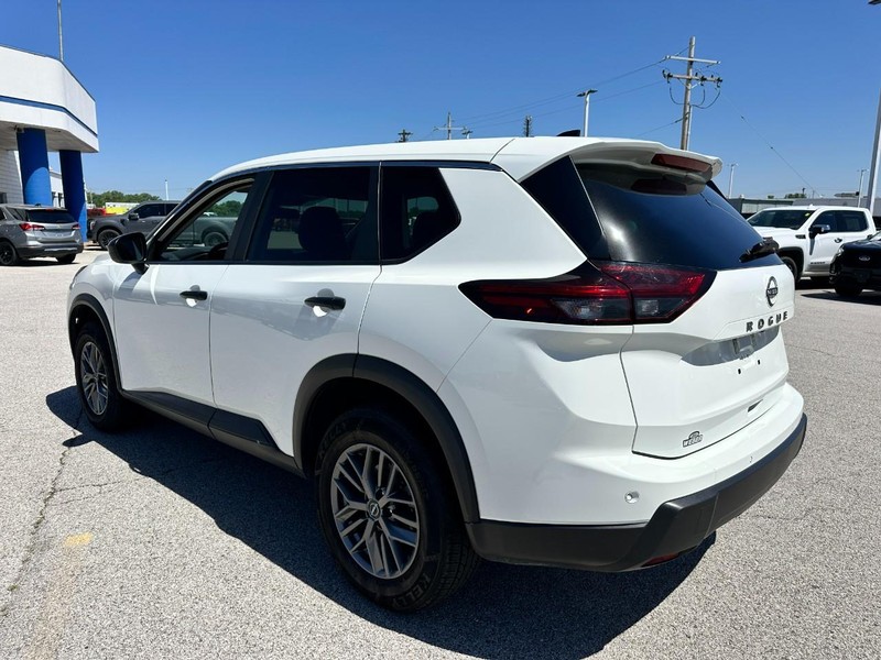 Nissan Rogue Vehicle Full-screen Gallery Image 3