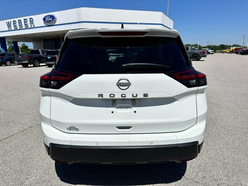 Nissan Rogue Vehicle Full-screen Gallery Image 4