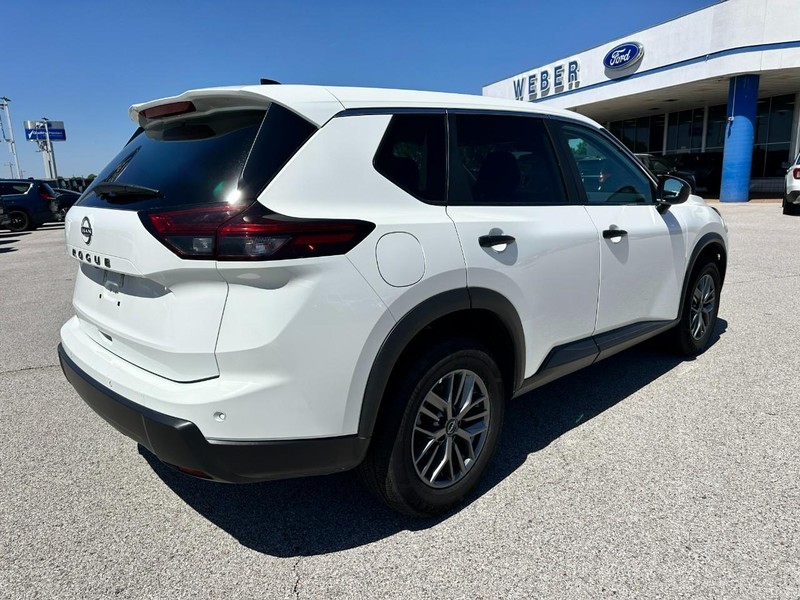 Nissan Rogue Vehicle Full-screen Gallery Image 6