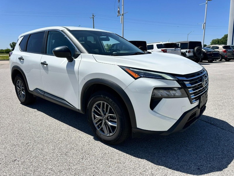 Nissan Rogue Vehicle Full-screen Gallery Image 8