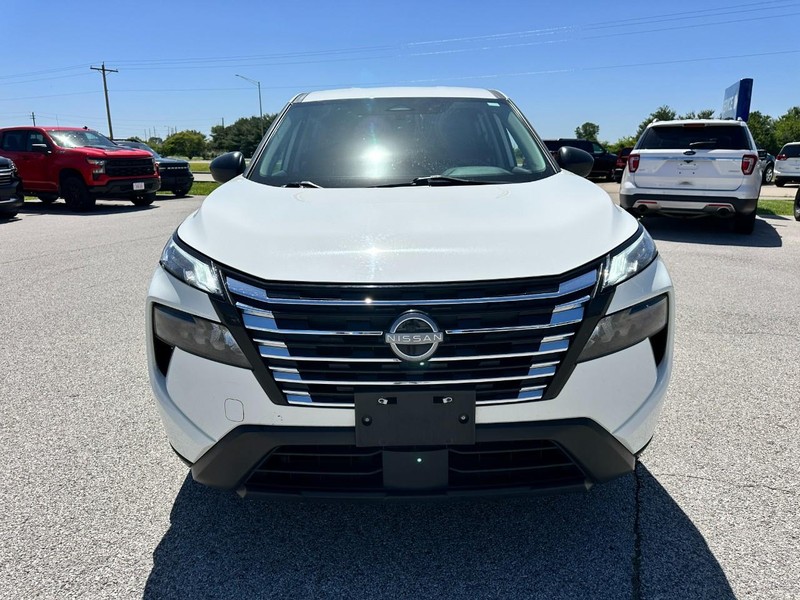 Nissan Rogue Vehicle Full-screen Gallery Image 9