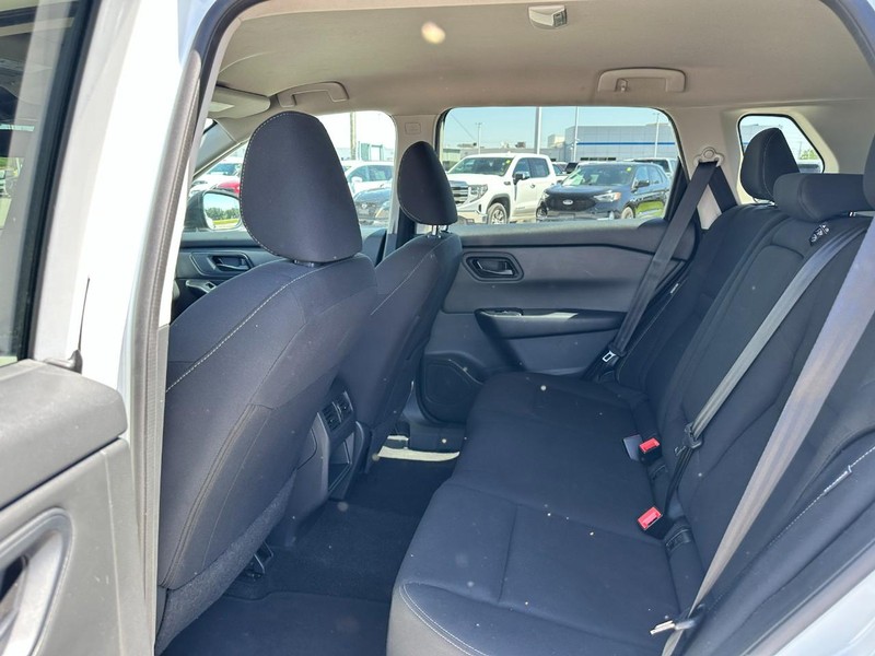 Nissan Rogue Vehicle Full-screen Gallery Image 10