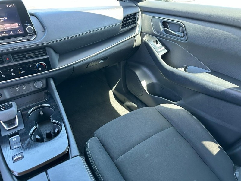 Nissan Rogue Vehicle Full-screen Gallery Image 15