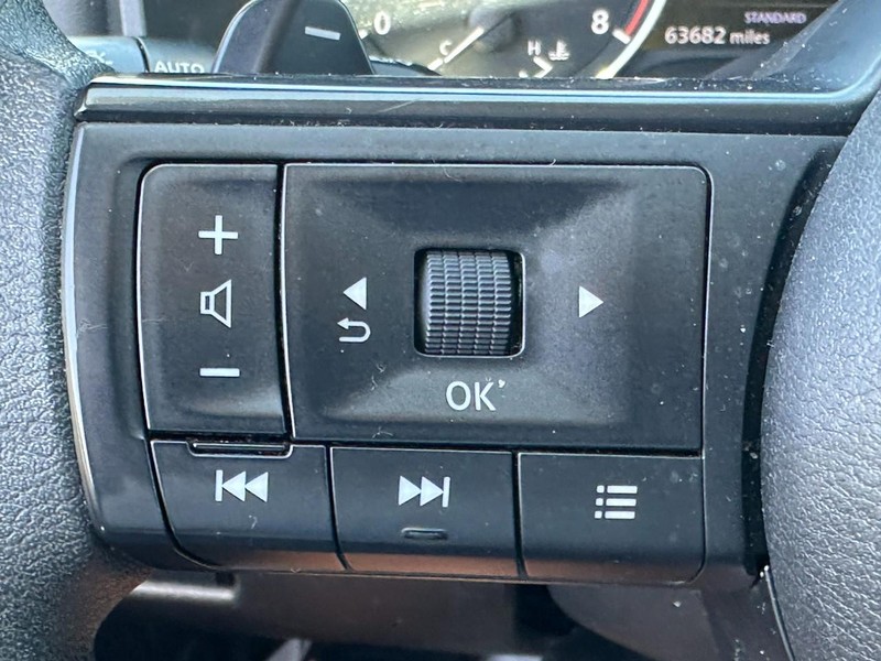 Nissan Rogue Vehicle Full-screen Gallery Image 18