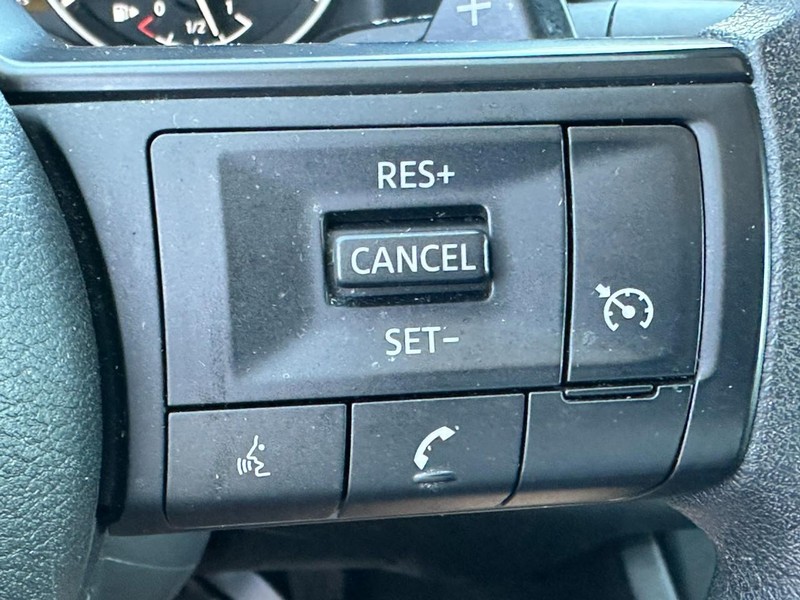 Nissan Rogue Vehicle Full-screen Gallery Image 19