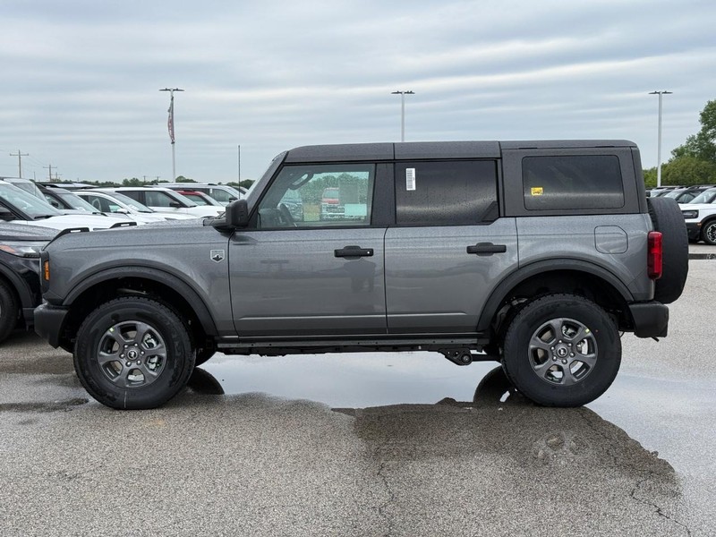 Ford Bronco Vehicle Full-screen Gallery Image 2