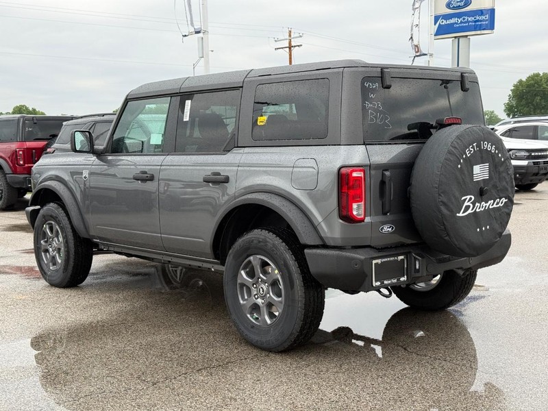 Ford Bronco Vehicle Full-screen Gallery Image 3