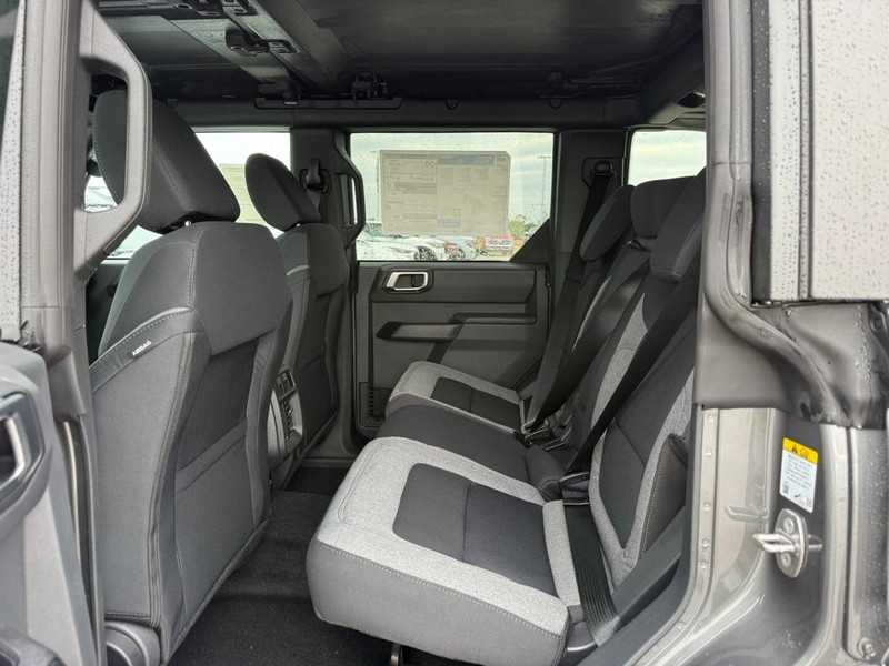 Ford Bronco Vehicle Full-screen Gallery Image 5