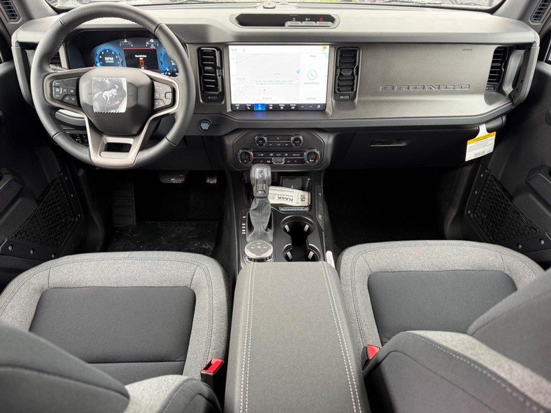 Ford Bronco Vehicle Full-screen Gallery Image 6