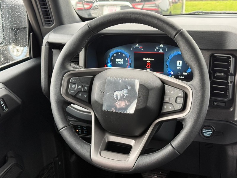 Ford Bronco Vehicle Full-screen Gallery Image 7