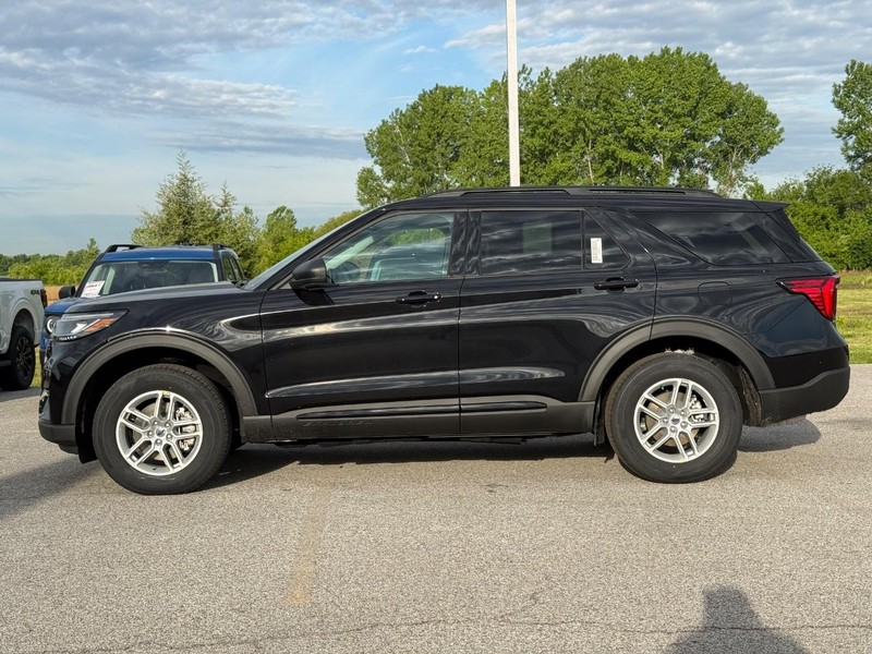 Ford Explorer Vehicle Full-screen Gallery Image 2