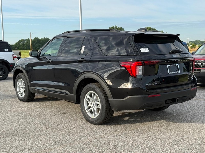 Ford Explorer Vehicle Full-screen Gallery Image 3
