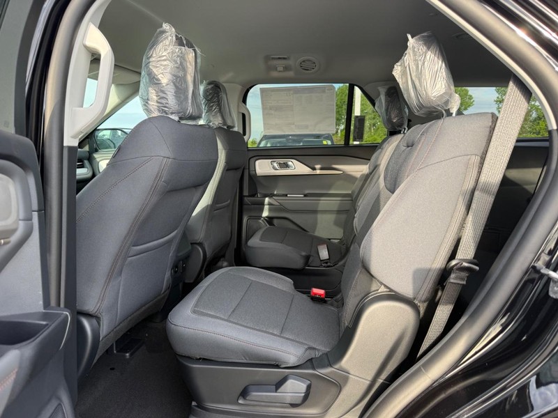 Ford Explorer Vehicle Full-screen Gallery Image 6