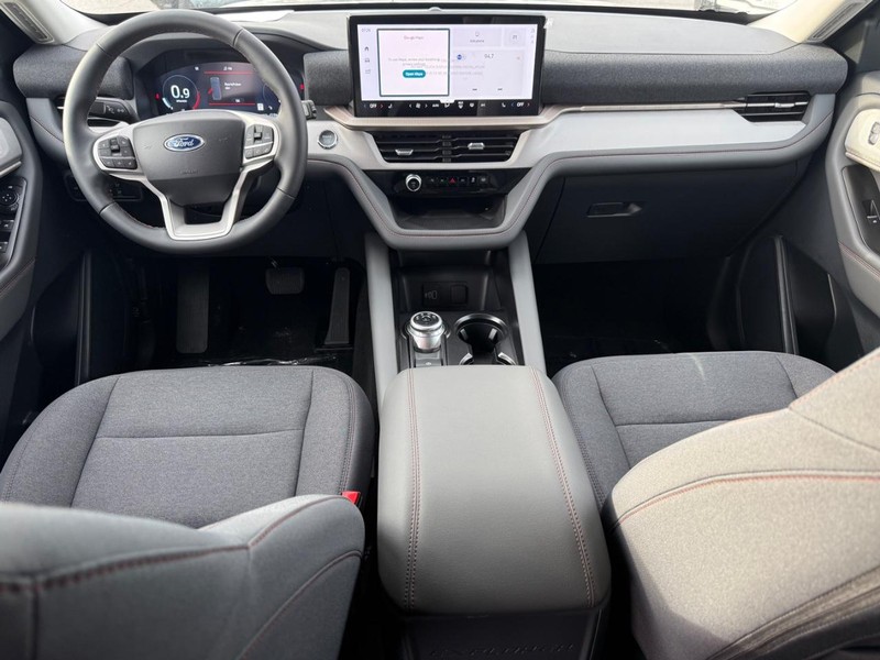 Ford Explorer Vehicle Full-screen Gallery Image 7