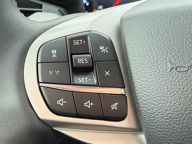 Ford Explorer Vehicle Full-screen Gallery Image 9