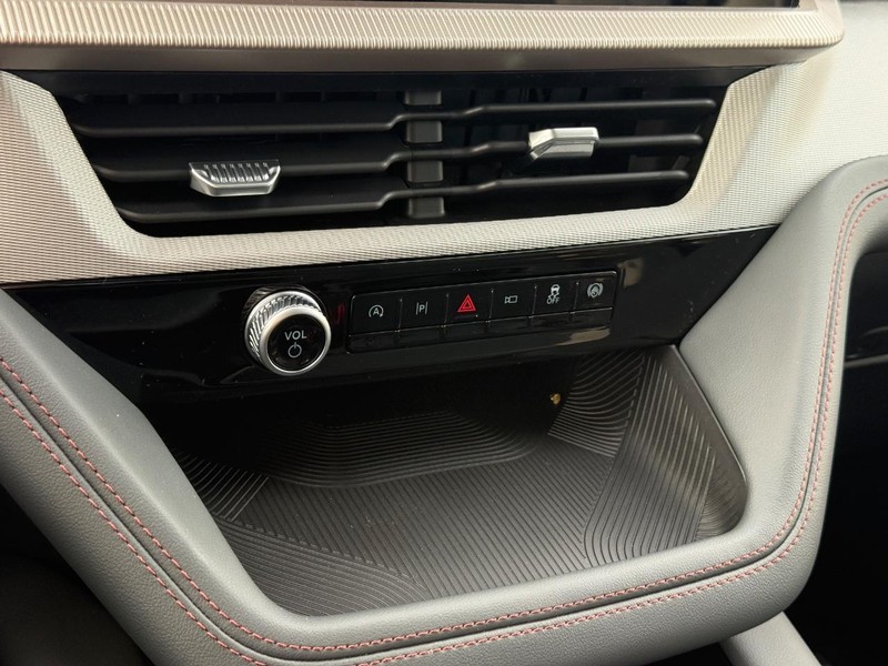 Ford Explorer Vehicle Full-screen Gallery Image 13