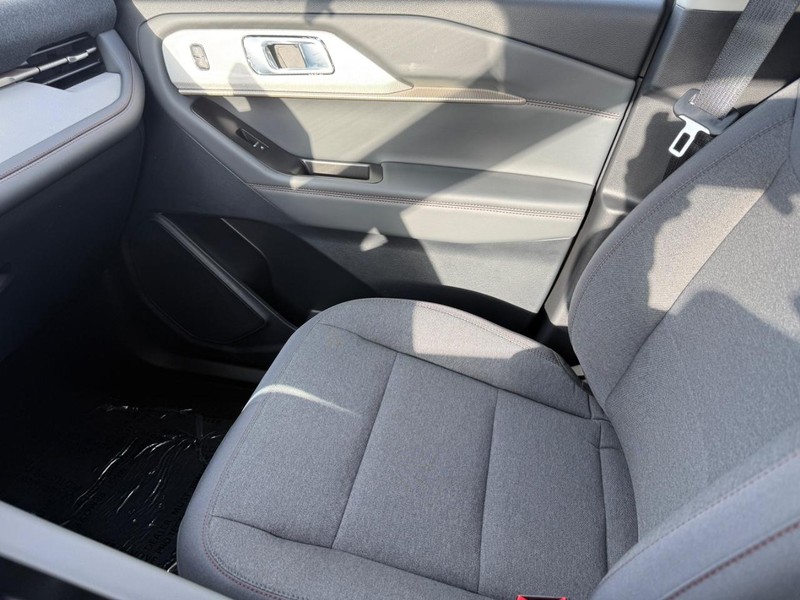 Ford Explorer Vehicle Full-screen Gallery Image 15