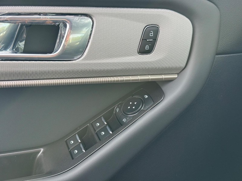 Ford Explorer Vehicle Full-screen Gallery Image 16