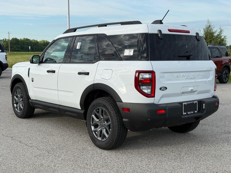 Ford Bronco Sport Vehicle Full-screen Gallery Image 3
