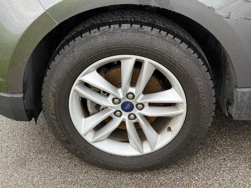 Ford Edge Vehicle Full-screen Gallery Image 2