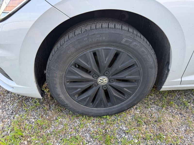 Volkswagen Jetta Vehicle Full-screen Gallery Image 2