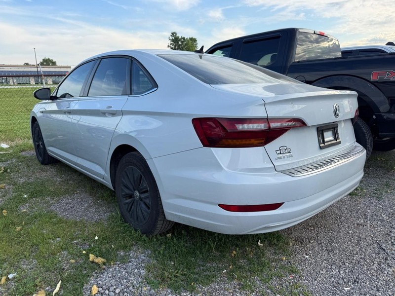 Volkswagen Jetta Vehicle Full-screen Gallery Image 3