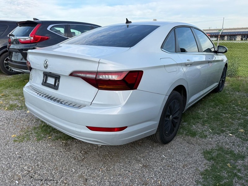 Volkswagen Jetta Vehicle Full-screen Gallery Image 4